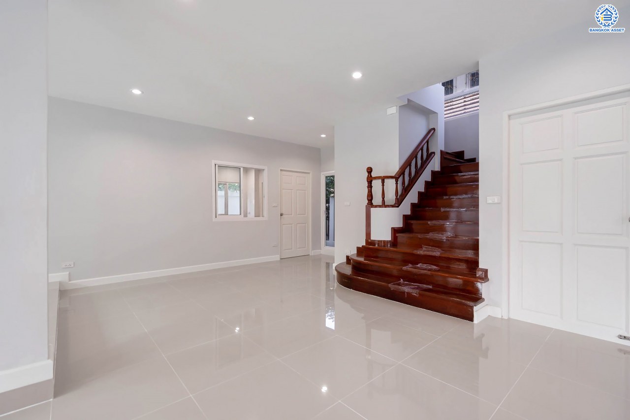 บ้านมือสองตกแต่งใหม่ โครงการ รัชชา2 บางใหญ่ เนื้อที่ 60 ตร.ว. ฟังก์ชัน 3 ห้องนอน 3 ห้องน้ำ 1 ห้องอเนกประสงค์ จอดรถได้ 2 คัน บนทำเลใกล้ถนนใหญ่เพียง 100 เมตร เชื่อมต่อถ.กาญจนาภิเษก ใกล้เซ็นทรัลเวสต์เกต ทางด่วน "ศรีรัช" และรถไฟฟ้าสายสีม่วง "สถานีสามแยกบางใหญ่"